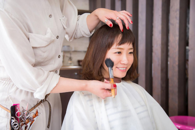 赤の卒業袴にはゴールドアイシャドウ×真っ赤な口紅で撮影メイク4