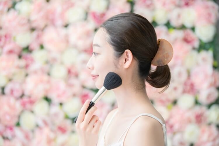 就活写真のメイクにはどんなチークがいいの?おすすめの色や種類を紹介!