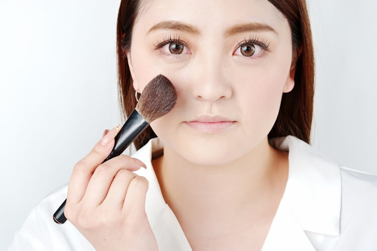 就活写真のメイクにはどんなチークがいいの?おすすめの色や種類を紹介!4
