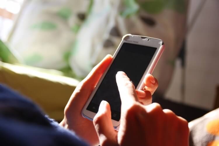 婚活お見合い写真の撮影で自撮りはアリ?好印象を与える自撮りのやり方を解説2