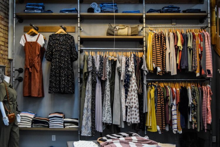 女性の婚活写真におすすめの服装の特徴やコーディネートの例をプロが紹介