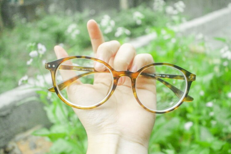 婚活写真にメガネ着用はNG?プロがおすすめの眼鏡も紹介!