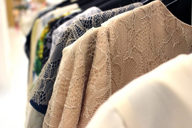 女性の婚活お見合い写真におすすめの服装の特徴やコーディネートの例をプロが紹介2