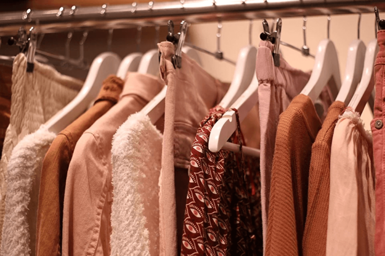 【女性向け】宣材写真はどんな服装が良いかを解説！オファーがくること間違いなし！2