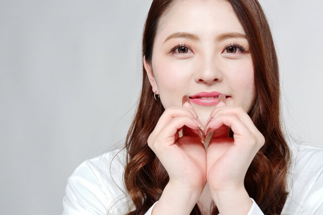 婚活・お見合い写真に適したリップで女性らしい唇を演出!色や質感を紹介2