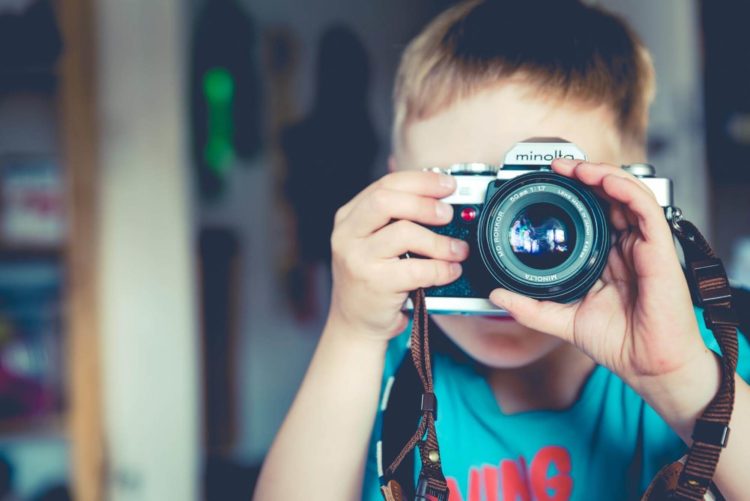 【親御さん向け】仕事もらうために子役の宣材写真は重要!撮り方を解説1