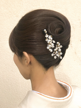ロングの花嫁はドレスか和装で髪型選び！人気スタイルと髪飾りを紹介7