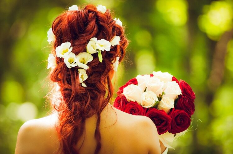ロングの花嫁はドレスか和装で髪型選び！人気スタイルと髪飾りを紹介3