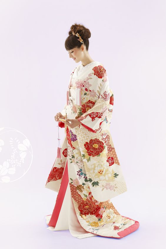 フォトウェディングの和装は白無垢・色打掛・引き振袖のどれ?花嫁に人気の柄や定番の色を紹介9