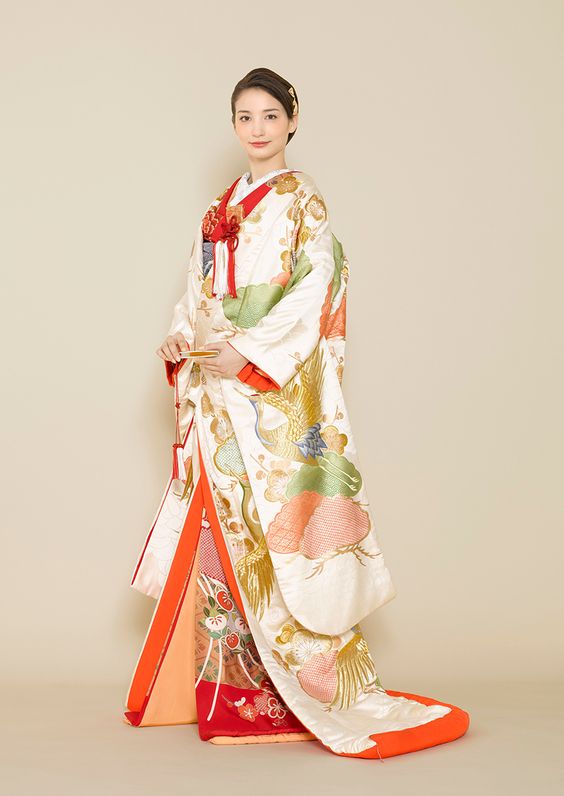 フォトウェディングの和装は白無垢・色打掛・引き振袖のどれ?花嫁に人気の柄や定番の色を紹介4