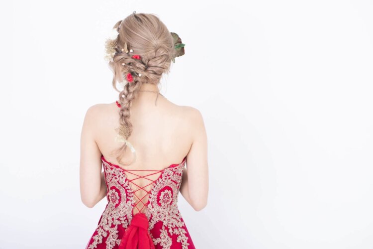 ロングの花嫁はドレスか和装で髪型選び！人気スタイルと髪飾りを紹介