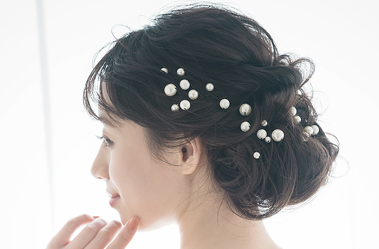 ロングの花嫁はドレスか和装で髪型選び！人気スタイルと髪飾りを紹介6
