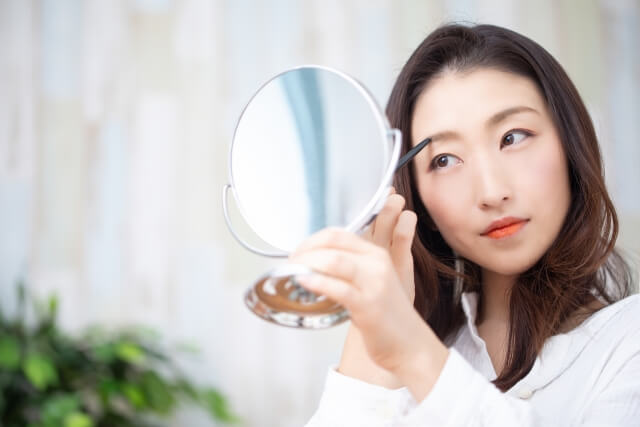 緑の卒袴業は「赤」「オレンジ」をベースにメイク!写真メイクの秘訣を伝授4