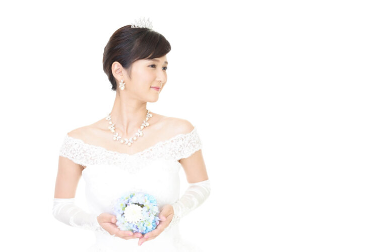 【花嫁】フォトウェディングで人気の髪型まとめ | 髪の長さ・衣装から選ぶ17