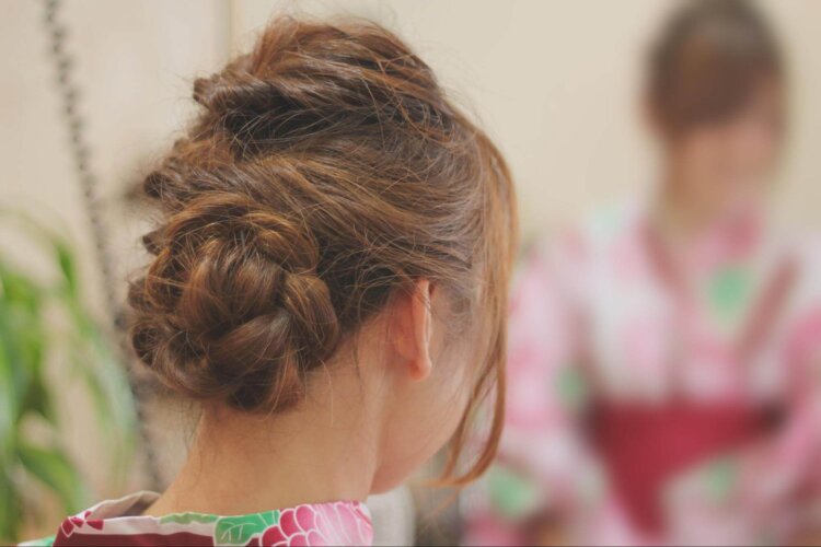 ミディアムヘアの成人式写真の髪型はおろす？アップ？セルフでできる髪型カタログ7