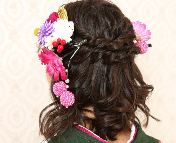 ミディアムヘアの成人式写真の髪型はおろす？アップ？セルフでできる髪型カタログ3