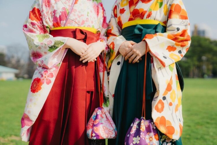 卒業写真のおしゃれなポーズ10選!卒業袴姿を写真で残そう16