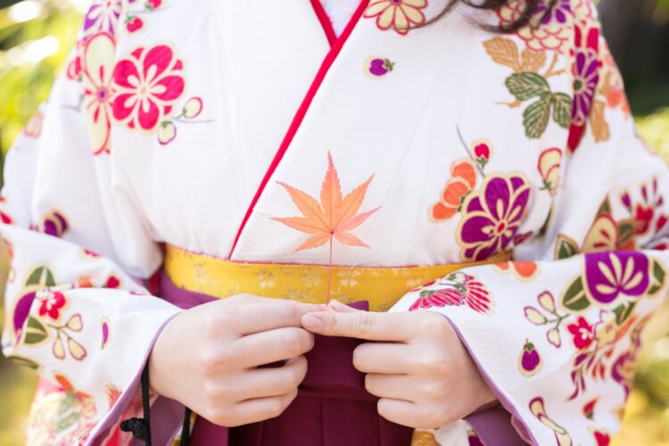 卒業写真のおしゃれなポーズ10選!卒業袴姿を写真で残そう5