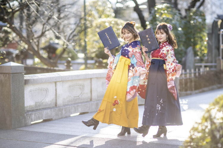 卒業写真のおしゃれなポーズ10選!卒業袴姿を写真で残そう