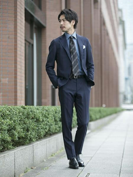 男の卒業写真はスーツでビシッとキメる!適したスーツを紹介10