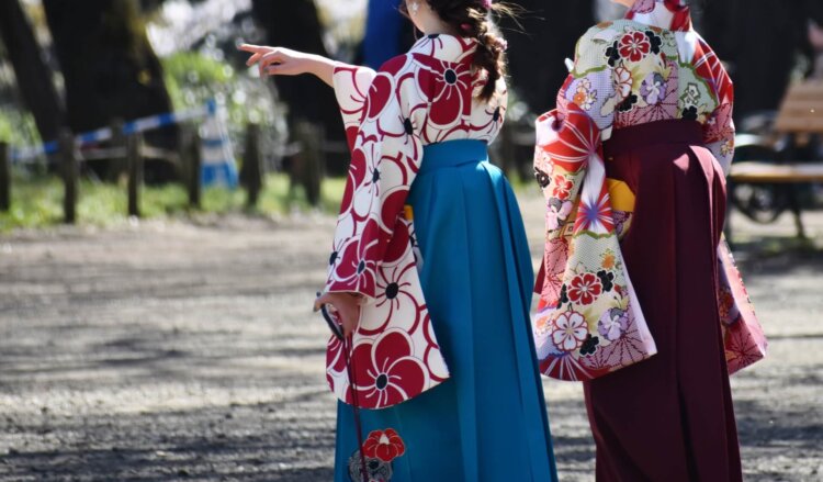 卒業袴写真ではブーツと草履どちらがおすすめ?丈の違いや相場まで解説2