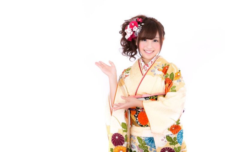 成人式写真の振袖はどう選ぶ？人気の色・花柄・古典柄・個性的デザイン別の選び方20