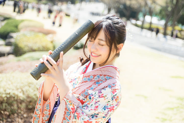白の卒業袴はゴールドの目元×赤リップで!写真メイクのポイントも紹介1