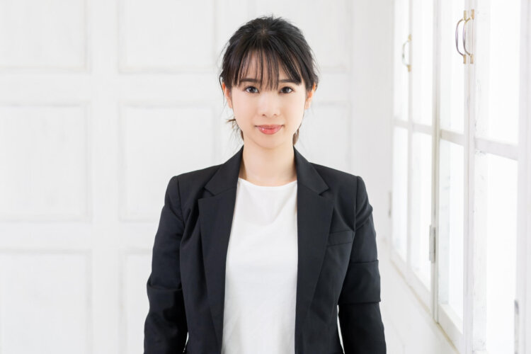 卒業写真に女性がスーツはNG?写真撮影に適したスーツを紹介5
