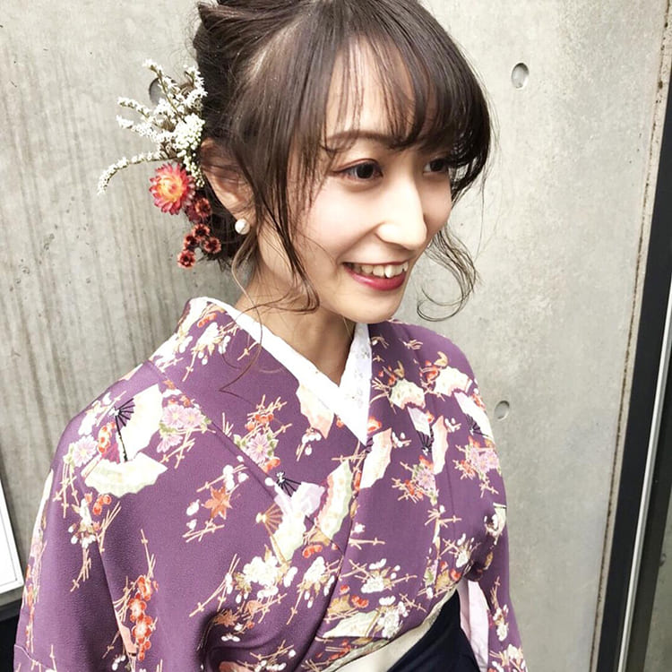 白の卒業袴はゴールドの目元×赤リップで!写真メイクのポイントも紹介9