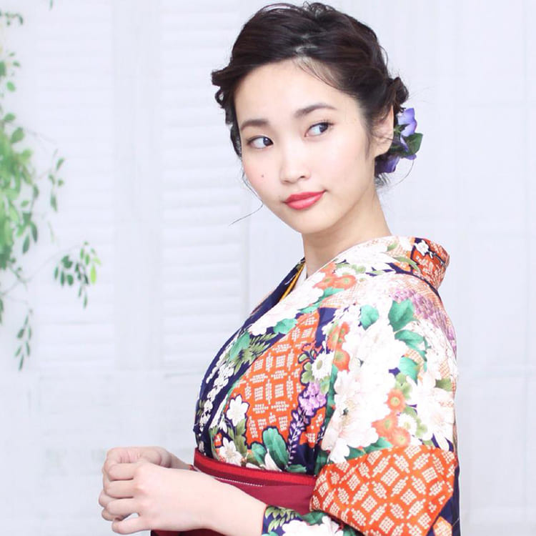 白の卒業袴はゴールドの目元×赤リップで!写真メイクのポイントも紹介10