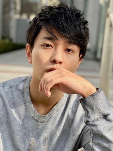 スーツの卒業写真に似合う男性ヘアスタイル特集!コツや注意点も紹介8