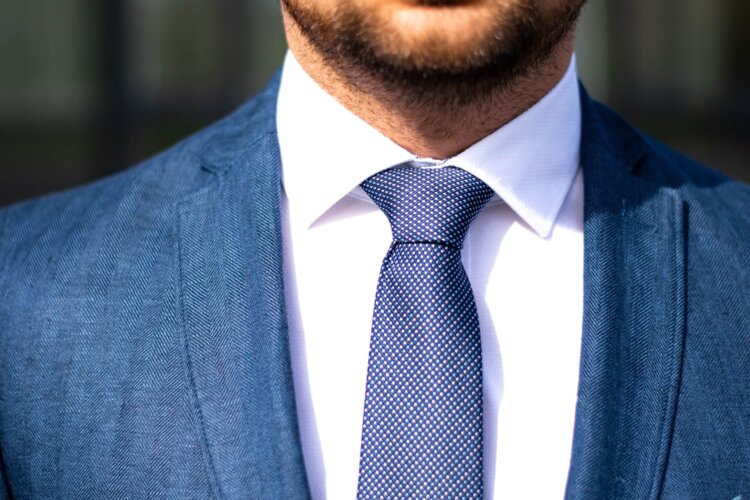 卒業写真にふさわしいネクタイとは?スーツやシャツとの組み合わせも紹介5