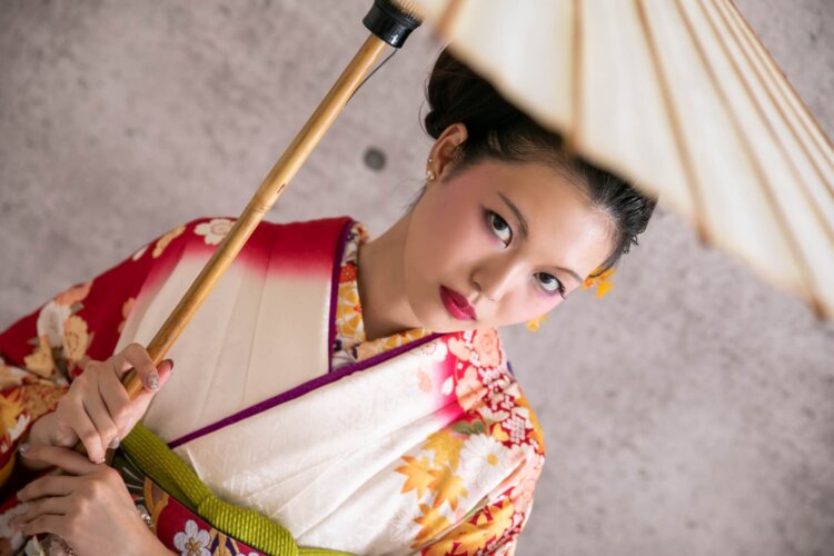 前髪アップ×振袖で成人式写真を華やかに!自分でできるセット方法を丁寧に解説