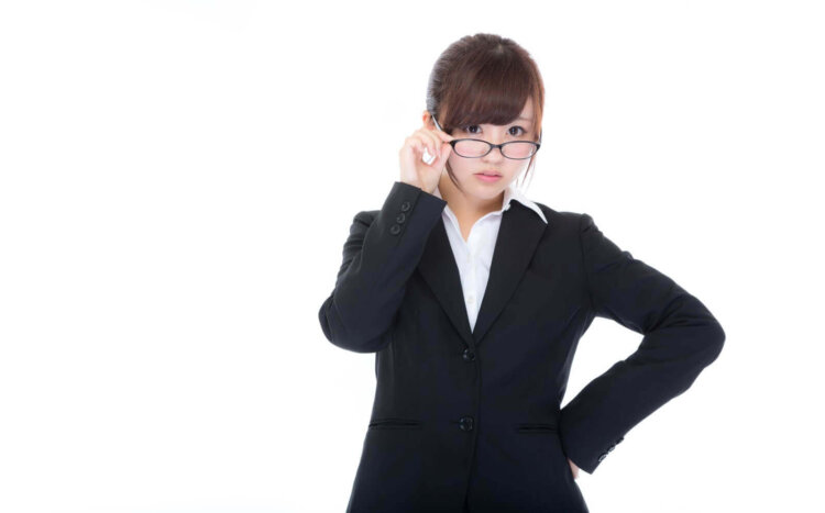 転職写真でメガネはかけても大丈夫?コンタクトの注意点も解説7