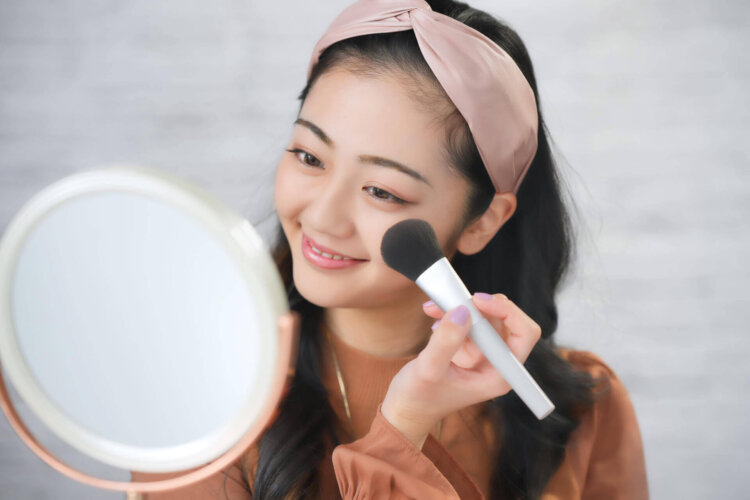 就活写真メイクで乾燥肌の人はクリームチークがおすすめ!使い方や注意点10