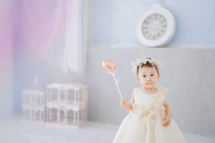 1歳のバースデーフォトをおしゃれに撮るアイデアやおすすめ小物と服装を解説!1