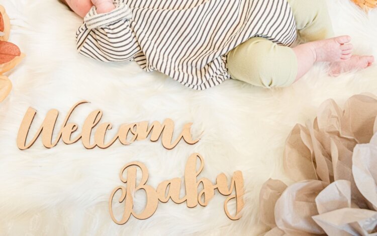 1歳のバースデーフォトをおしゃれに撮るアイデアやおすすめ小物と服装を解説!3