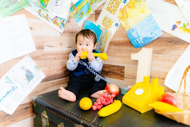 1歳のバースデーフォトをおしゃれに撮るアイデアやおすすめ小物と服装を解説!4