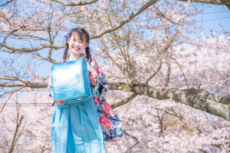 小中学校の卒業写真は袴で可愛く撮ろう!袴のレンタル方法やおすすめの撮影時期を解説4