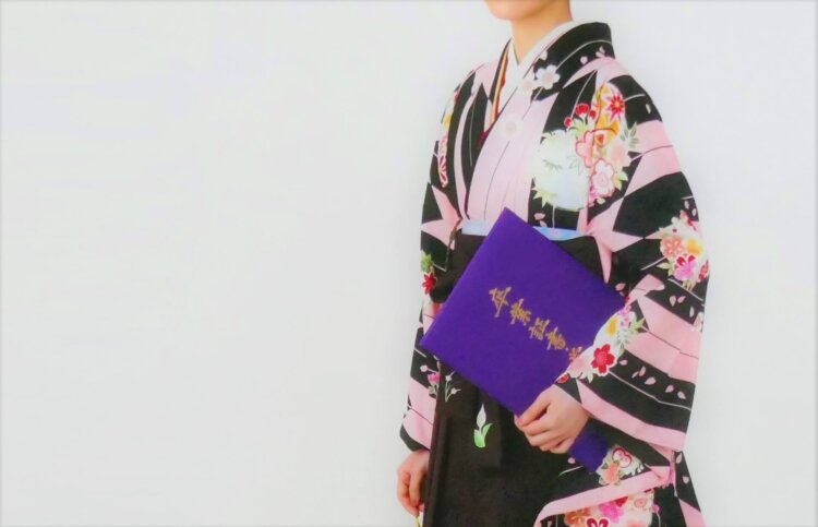 小中学校の卒業写真は袴で可愛く撮ろう!袴のレンタル方法やおすすめの撮影時期を解説6