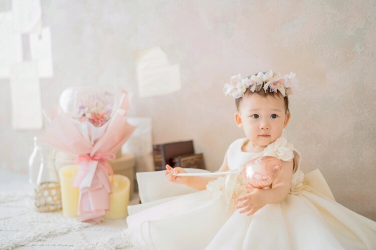 1歳のバースデーフォトをおしゃれに撮るアイデアやおすすめ小物と服装を解説!7