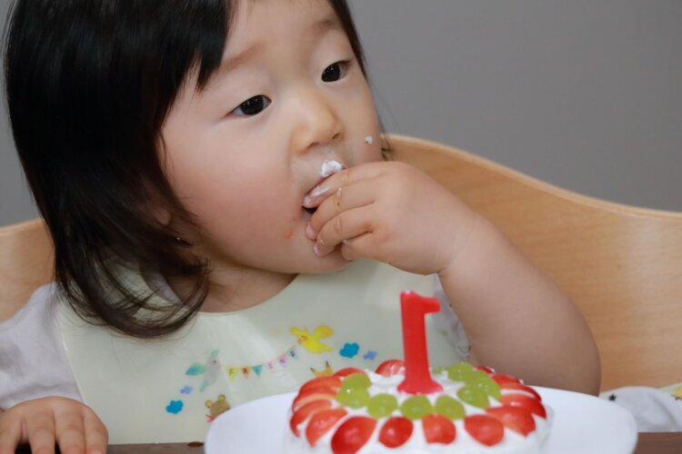 1歳のバースデーフォトをおしゃれに撮るアイデアやおすすめ小物と服装を解説!8