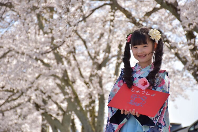 卒園写真は袴でおしゃれに決めたい!料金相場や親御さんの服装も解説0