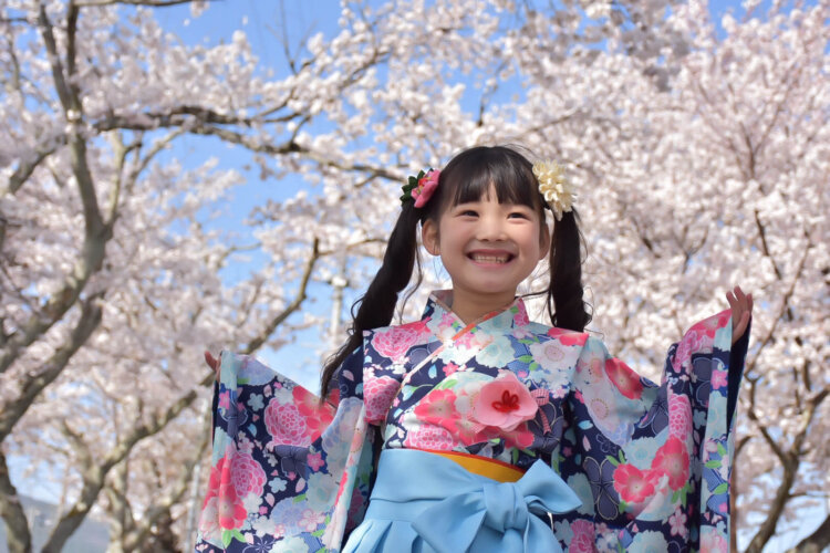 卒園写真は袴でおしゃれに決めたい!料金相場や親御さんの服装も解説1